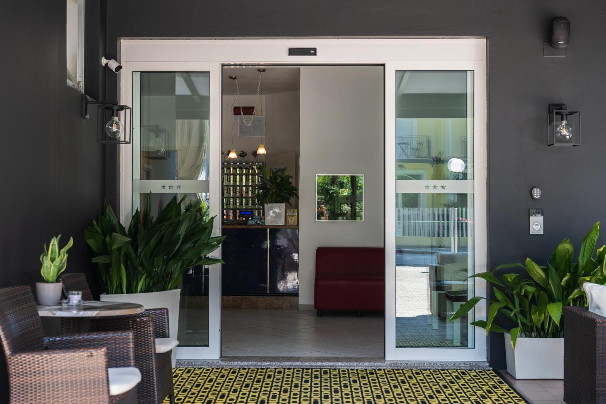 Hotel Chery Milano Marittima Exterior photo